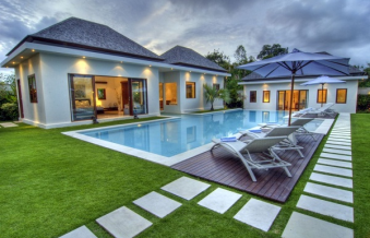 Trang trí hồ bơi lạ mắt với thảm cỏ nhân tạo